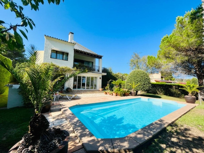 Casa independent amb piscina privada i jardí