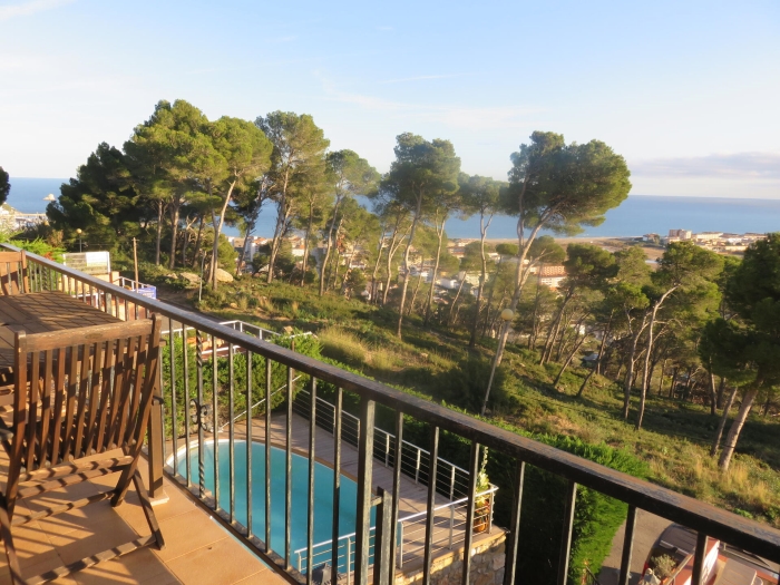 Casa amb vistes al mar i piscina privada.